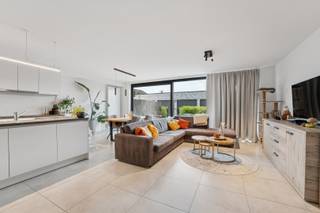 Recent gebouwd, modern afgewerkt en perfect gelegen appartement in Meulebeke! Dit stijlvolle appartement beschikt over twee slaapkamers en is voorzien van luxe afwerkingen die comfort en gezelligheid combineren. <br /><br />Dankzij de ideale indeling en het grote woonvolume is dit de perfecte plek om zorgeloos te genieten van je thuiskomst. Bovendien biedt het appartement een extra ruime staanplaats aan de achterzijde van de residentie.<br /><br />Indeling van het appartement:<br />Inkomhal met gastentoilet, leefruimte met open keuken (volledig uitgerust), berging, twee slaapkamers, badkamer, mooi zonneterras. Parkeerplaats. <br /><br />Provisie gemeenschappelijke kosten: 30 EUR/ maand. <br />Het appartement is beschikbaar in overleg. <br /><br />Contacteer ons voor u uw persoonlijk bezoek in dit prachtige appartement!