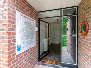 Instapklare, volledig onderkelderde bungalow, gelegen op een royaal perceel van 731 m², met een bewoonbare oppervlakte van ca. 159 m². De woning beschikt over drie volwaardige slaapkamers en een ruime, lichtrijke leefruimte die garant staat voor optimaal wooncomfort. De onderhoudsvriendelijke tuin biedt veel privacy en de woning bevindt zich op een toplocatie in Maasmechelen, op slechts 200 meter van het Nationaal Park De Hoge Kempen. Deze unieke architectenwoning onderscheidt zich door haar tijdloze ontwerp, doordachte indeling en karaktervolle uitstraling.<br /><br />Tussen 2019 en 2020 onderging deze woning, beter bekend als 'Maison Clement', een totaalrenovatie waarbij bijzondere aandacht werd besteed aan energiezuinigheid, hoogwaardige materialen en hedendaags wooncomfort. Hierdoor geniet u van een stijlvolle, volledig instapklare woning waar u zich jarenlang geen zorgen hoeft te maken over ingrijpende renovatiekosten.<br /><br />Een bijkomende troef is de doordachte buitenruimte. Aan de voorzijde bevindt zich een prachtig aangelegd zonneterras, terwijl de achterzijde de mogelijkheid biedt om een tweede terras met gazon te creëren. Zo kunt u op elk moment van de dag optimaal genieten van de zon en de rust die deze unieke locatie te bieden heeft.<br /><br />De woning is gelegen in een rustige en groene woonomgeving, op wandelafstand van de Mechelse Heide, de toegangspoort tot het Nationaal Park Hoge Kempen. Hier geniet u van prachtige wandel-, fiets- en mountainbikeroutes midden in een uitgestrekt natuurgebied. Winkels, scholen, openbaar vervoer en andere dagelijkse voorzieningen bevinden zich op korte afstand, wat zorgt voor een aangenaam wooncomfort. Ook Maasmechelen Village en Terhills, met hun uitgebreid aanbod aan winkels, horeca en recreatiemogelijkheden, zijn vlot bereikbaar. Dankzij de nabijheid van de E314 en E25 bereikt u bovendien snel steden zoals Genk, Hasselt en Maastricht. Deze locatie biedt de ideale combinatie van rust, natuur, uitstekende bereikbaarheid en alle nodige voorzieningen binnen handbereik.<br /><br />Bezichtig deze woning ook digitaal en 'loop' zelf door de woning. Kijk daarvoor op onze website of via: <br />my.matterport.com/show/?m=gEEJsYWwJta<br /><br />INDELING<br /><br />Gelijkvloers<br /><br />- Je komt binnen via een verzorgde inkomhal die toegang biedt tot de verschillende leefruimtes;<br />- De ruime leefruimte van 49 m² vormt het centrale hart van de woning. Dankzij de open indeling vloeien de zit- en eetkamer harmonieus in elkaar over, terwijl de grote raampartijen zorgen voor een aangename natuurlijke lichtinval. Via de leefruimte heb je bovendien rechtstreeks toegang tot het terras aan de voorzijde;<br />- De stijlvolle keuken van 13,76 m² is ingericht rond een praktisch kookeiland en beschikt over alle nodige inbouwtoestellen, waaronder een halogeenkookplaat, afzuigkap, oven, microgolfoven, vaatwasser, koelkast en diepvries;<br />- Vanuit de nachthal bereik je het afzonderlijke toilet;<br />- De woning beschikt over drie comfortabele slaapkamers van 17,12 m², 15,20 m² en 13,49 m². De grootste slaapkamer geniet bovendien van een eigen badkamer met lavabo en een moderne douchecabine;<br />- Daarnaast is er een tweede, volwaardige badkamer uitgerust met een dubbel lavabomeubel en een ruime inloopdouche;<br /><br />Kelder<br /><br />- Onder de volledige woning bevindt zich een praktische kelderverdieping, ideaal voor wie extra ruimte weet te appreciëren!!;<br />- De ruime inpandige garage van 49,73 m² is bereikbaar via de achterzijde van het perceel en biedt plaats aan meerdere voertuigen, fietsen of een werkplaats;<br />- Verder beschikt de kelder over verschillende polyvalente ruimtes die perfect kunnen dienen als berging, hobbyruimte, fitness of ontspanningsruimte;<br /><br />Extra troeven<br /><br />- De volledige spouwmuur werd geïsoleerd, evenals het volledige kelderplafond;<br />- De volledige inboedel kan, indien gewenst, mee worden overgenomen. Hierdoor is de woning onmiddellijk klaar voor eigen bewoning, een tweede verblijf of toeristische verhuur;<br />- De gezellige tikibar maakt het geheel compleet en vormt een heerlijke plek om te ontspannen of vrienden en familie te ontvangen tijdens zonnige dagen en lange zomeravonden.<br /><br />EXTRA: De laatste foto's zijn AI renders met de mogelijkheden om achteraan een gezellige eet/zithoek te maken met gazon!<br /><br />BELANGRIJK: Het schilderij van Pipi Langkous is NIET inbegrepen in de inboedel!<br /><br />Energieprestatie en binnenklimaat (EPB-EPC)<br />Certificaat beschikbaar: ja<br />EPC certificaatnummer: 20250831-0003675311-RES-1<br />Berekende energiescore : (kWh/m²): 297 kWh/m² <br />Het certificaat is geldig tot en met: 31-08-2035 <br />Electrische installatie: ja - CONFORM<br /><br />Informatie stedenbouwkundige voorschriften:<br />Stedenbouwkundige vergunning: ja<br />Meest recente bestemming: woongebieden<br />Dagvaarding uitgebracht: neen<br />VOORKOOPRECHT OP DIT GOED: neen<br />VERKAVELINGSVERGUNNING: niet van toepassing<br />WATERGEVOELIG OPENRUIMTEGEBIED: <br />Maatregelenregister: geen maatregelen<br /><br />Overstromingsgevoelige gebieden: <br />Perceelscore of P-score : A<br />Gebouwenscore of G-score: A<br />Ligging in Signaalgebied: neen <br />Ligging in afgebakende oeverzone of afgebakend overstromingsgebied: neen<br /><br />A:geen overstroming gemodelleerd B: kleine kans op overstromingen onder klimaatverandering C: kleine kans op overstromingen D: middelgrote kans op overstromingen<br /><br />Beschermd erfgoed<br />GEINVENTARISEERD ERFGOED: neen<br />BESCHERMD ONROEREND ERFGOED: neen