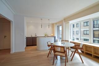 Cet appartement spacieux, situé au 3ème étage dans un petit immeuble avec ascenseur (un seul appartement par étage), a été entièrement rénové avec goût l'année dernière. De nouvelles fenêtres ont été installées, les tuyauteries ont été renouvelées et la finition intérieure a été réalisée avec soin et dans un style calme et intemporel, jusqu'au moindre détail.<br /><br />La disposition comprend un hall d'entrée spacieux avec toilettes séparées, un salon lumineux avec balcon côté rue, une cuisine entièrement équipée, 3 chambres à coucher complètes, une élégante salle de bains et un deuxième balcon avec rangement à l'arrière.<br /><br />Grâce à son emplacement central, vous vous trouvez à quelques pas du port de plaisance, de la rue commerçante, des supermarchés et de la gare. Une cave privée est incluse. L'immeuble dispose d'un ascenseur, d'un EPC favorable et ne contient pas d'amiante.<br /><br />Une occasion unique de profiter d'une vie confortable au bord de la mer en toute tranquillité !<br /><br />Points forts :<br />- Entièrement rénové<br />- Sur mesure<br />- Souci du détail, finition de haute qualité<br />- EPC favorable B, nouvelles fenêtres<br />- Nouvelles tuyauteries et radiateurs<br />- Électricité conforme<br />- Pas de frais pour l'immeuble, toit récemment rénové, chaudière récente<br />- Éclairage inclus<br />- Sans amiante<br />- Possibilité de reprendre les meubles<br /><br />Intéressé ? Contactez-nous et planifiez votre visite !