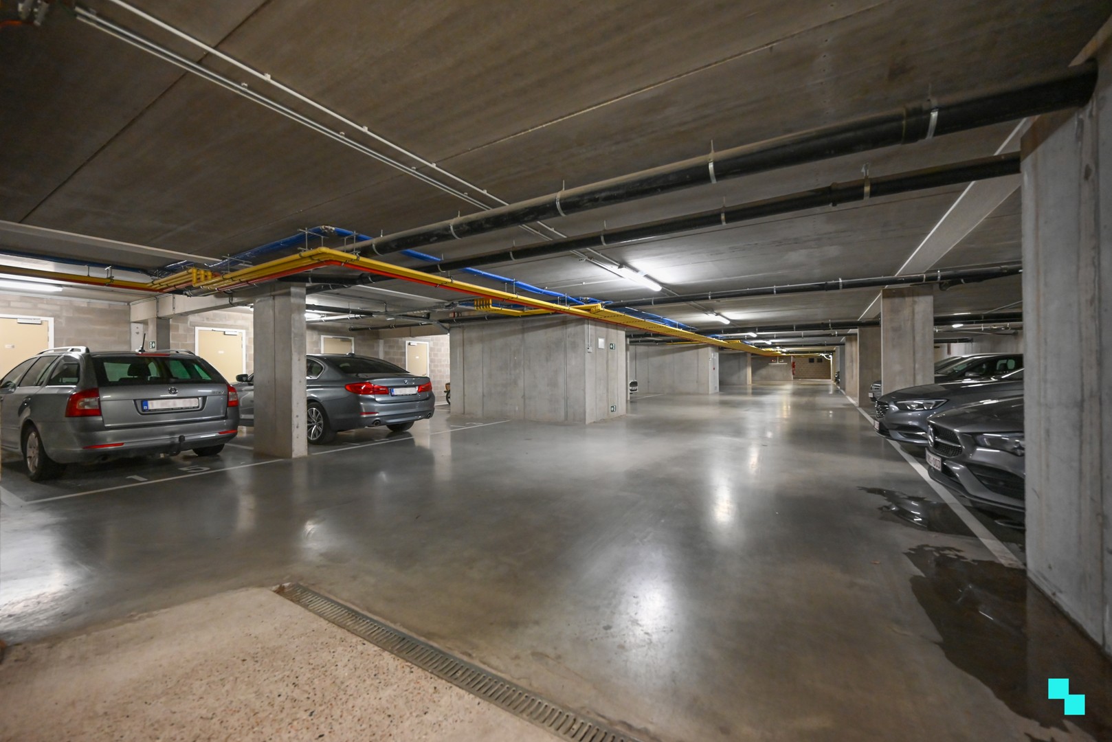 Ondergrondse afgesloten parkeerplaats in Harelbeke! - foto 3