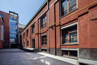 <p>Located at <strong>Rue Delaunoy 60, 1080 Brussels</strong>, in a rapidly developing area near the canal and city center, this dynamic site offers <strong>three professional spaces for rent</strong>: two office units and one horeca unit.</p>
<h4><strong>Office unit 1 – ± 800 m²</strong></h4>
<p>Bright and spacious space with <strong>two independent entrances</strong>, <strong>ceiling height ± 6 m</strong>, and large windows. Access via elevator and stairs, with restrooms and showers available. Ideal for offices, creative studios, sports, events, or horeca.</p>
<h4><strong>Office unit 2 – ± 400 m²</strong></h4>
<p>Flexible spaces with multiple zones, <strong>high ceilings</strong>, city-facing glazed façade, and <strong>access via elevator from the 4th floor</strong>. Very bright and easily adaptable for offices or creative purposes.</p>
<h4><strong>Horeca unit – ± 2000 m²</strong></h4>
<p>Ground floor: Bar, event hall, and fully equipped kitchen.<br />Basement: Lounge area for relaxation or private events. Perfect for horeca, catering, events, or leisure activities.</p>
<p>These <strong>modern and versatile spaces</strong> provide excellent visibility and a strategic location, a <strong>rare opportunity in a prime urban area of Brussels</strong>.</p>