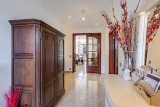 <p><span>Op een uitstekende locatie aan de Serskampsteenweg 232, op slechts enkele minuten van het gezellige centrum van Wetteren, bevindt zich deze instapklare, hoogwaardig afgewerkte villa. Deze woning combineert ruimte, modern comfort en duurzaamheid op een stijlvolle manier.</span></p><p><span> </span></p><p><span>Bij het betreden van de woning komt u binnen in een  inkomhal voorzien van praktische ingemaakte kasten. Aan de voorzijde bevindt zich een eerste slaapkamer. De lichtrijke leefruimte straalt warmte uit dankzij de aanwezige haard en sluit naadloos aan op de volledig ingerichte keuken met aanpalende bijkeuken/wasplaats. Het gelijkvloers beschikt bovendien over twee extra ruime slaapkamers en een zeer verzorgde badkamer, uitgerust met een heerlijk massagebad, een inloopdouche en een dubbele lavabo. </span></p><p><span> </span></p><p><span>Op de eerste verdieping bevindt zich een royale 4de slaapkamer met eigen sanitair. Daarnaast is er een grote zolder die tal van opbergmogelijkheden biedt of eventueel verder ingericht kan worden.</span></p><p><span> </span></p><p><span>Buiten geniet u op het ruime terras van de rustige en praktische tuin. Een grote troef voor autoliefhebbers, zelfstandigen of wie extra opslagruimte zoekt, is de zeer ruime dubbele garage waarin moeiteloos tot 3 voertuigen kunnen parkeren.</span></p><p><span> </span></p><p><span>Deze villa is uitzonderlijk goed geïsoleerd en met het oog op de toekomst uitgerust met  zonnepanelen en een nieuwe boiler voor een energiezuinig verbruik, met het EPC label B is deze dus klaar voor de toekomst! </span></p><p><span> </span></p><ul><li><span>EPC: 135 kWh/m²jaar – Label B</span></li><li><span>CV op gas</span></li><li><span>Asbestveilig </span></li><li><span>Houten kaders met dubbele beglazing</span></li></ul><p><span>Neem contact op met Quinten van Immo Zone via 0485/02.48.04 of quinten@immo-zone.be voor meer informatie of om een bezichtiging in te plannen.<br /><br />Alle beschikbare documenten zijn reeds te raadplegen via de website van Immo Zone.</span></p><p><span> </span></p>