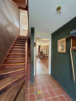 <p><span>Welkom bij deze ruime woning gelegen te Ekeren die zich onderscheidt door haar veelzijdige mogelijkheden. Met een bewoonbare oppervlakte van 202 m² en een grondoppervlak van 288 m², biedt deze woning een uitstekende basis voor zowel particulieren, zelfstandigen als zij die een kangoeroewoning zoeken.</span></p><p><span> </span></p><p><span>Binnenin vindt u een goed gestructureerde indeling met op de begane grond verschillende leefruimten (of praktijk, werkplaats), een doucheruimte en toegang tot de inpandige garage, op de verdieping bevindt zich een ruime woonkamer (ca. 45 m²) met veel lichtinval alsook een grote open keuken met trap naar de tuin, de bovenste verdieping betreedt u via een open trap en hier vindt u 3 volwaardige slaapkamers en de badkamer met douche.</span></p><p><span> </span></p><p><span>Buiten beschikt het pand over een aangename tuin met diverse inrichtingsmogelijkheden. Een groot overdekt terras grenst aan de woning, achteraan het perceel werd een tweede terras aangelegd, overal geniet u van de nodige rust en privacy.</span></p><p><span> </span></p><p><span>Mits enige opfrissing en modernisering biedt deze uitzonderlijke woning u vele opportuniteiten. </span></p><p><span> </span></p><p><span> </span></p>