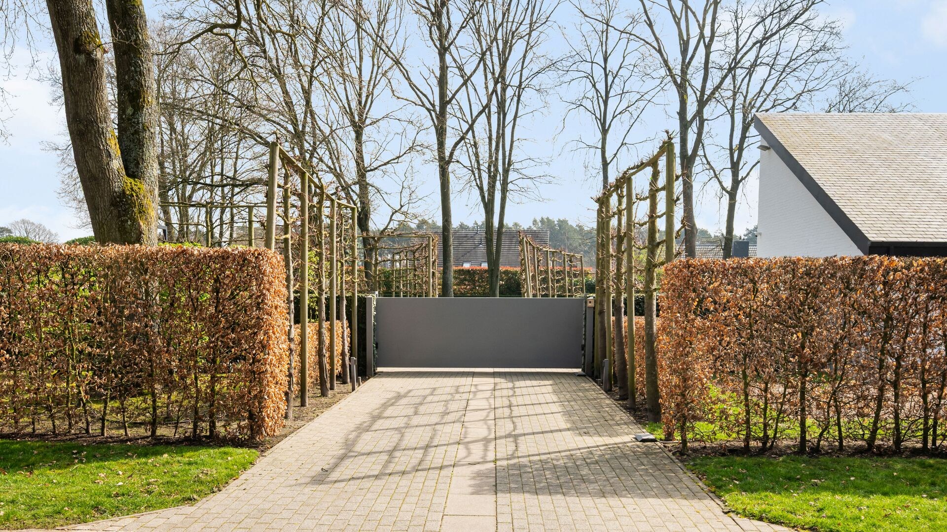 Exclusieve architecturale villa op toplocatie en prachtige tuin op een perceel van 3364m² in Zutendaal. - foto 3
