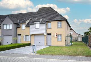 GASTON VALLAEYSSTRAAT 10 - 8800 ROESELARE<br />Ontdek deze instapklare en energiezuinige woning, rustig gelegen in een jonge verkaveling met groenzone voor de deur. Dankzij de vlotte verbinding naar de oprit van de autostrade en de nabijheid van AZ Delta Rumbeke, geniet je hier van een ideale ligging voor werk en ontspanning.<br /><br />De woning beschikt over een ruime inkomhal met gastentoilet, een lichtrijke leefruimte met open zicht op de tuin en een volledig uitgeruste open keuken voorzien van kwalitatieve toestellen. Aansluitend vind je een zonnig terras en een ruime tuin – perfect voor gezinnen of liefhebbers van buitenruimte. De inpandige garage en oprit zorgen voor extra comfort.<br /><br />Op de verdieping bevinden zich drie volwaardige slaapkamers, waarvan één met ingebouwde dressingkast. De badkamer is uitgerust met een wastafel, ligbad en aparte douche. Extra opbergruimte vind je op de handige bergzolder en in het extra grote tuinhuis.<br /><br />Extra troeven: zonnepanelen, geautomatiseerde rolluiken en een gunstige energiescore.<br />Beschikbaar bij akte.