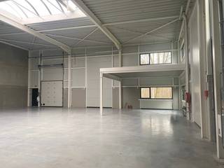 Nieuwbouw KMO-unit met een grondoppervlakte van 324 m² met een mezzanine van 34 m² en 3 privatieve parkeerplaatsen te koop. Strategisch gelegen op...