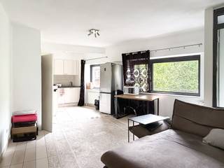 <p><span>Appartement complètement rénové.</span></p><p><span>Comprenant: hall d'entrée, débarras, wc, living avec cuisine équipée et terrasse. </span></p><p><span>Hall de nuit, salle de bain, 1 chambre et un bureau/dressing.</span></p><p><span>Disponible à partir du 01/08/2026. 45€ charges communes.</span></p><p><span>Dans le centre de Lembeek près de transport en commun et commerces.</span></p><p><span> </span></p>