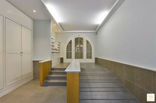 <p><span>Ideaal investeringsappartement. Bent u op zoek naar een geschikt appartement om te verhuren (+1.000 EUR/maand) of bent u op zoek voor uw zoon/dochter die binnenkort gaat studeren?</span></p><p><span> </span></p><p><span>Zeer mooi gelijkvloers appartement in het historisch Antwerpen en op wandelafstand van het hippe Eilandje. Dicht bij openbaar vervoer, scholen, universiteiten en het bruisende leven van het stadscentrum.</span></p><p><span>Dit recent nieuwbouwappartement is met alle comfort afgewerkt. Over heel het appartement ligt er een mooie kwaliteitsvolle parketvloer, alle ramen zijn voorzien van elektrische rolluiken, volledig ingerichte keuken en een mooi afgewerkte badkamer met 2 lavabo's, ligbad met douche. De badkamer grenst aan de ruime kamer. Aparte gastentoilet. Gemeenschappelijke kosten bedragen slechts 100/maand. Mogelijkheid huren autostaanplaats in het gebouw 120EUR/maand</span></p><p><span>Individuele verwarming op gas. Berging en gemeenschappelijke fietsenberging aanwezig.</span></p>