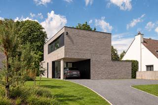 <p><strong>Exclusieve energiezuinige nieuwbouwwoning op ca. 825 m² in Wildert</strong></p>
<p>Deze <strong>hoogwaardig afgewerkte nieuwbouwwoning</strong> combineert hedendaagse architectuur met bijzonder energiezuinig wooncomfort. Op een perceel van ca. <strong>825 m²</strong> biedt de woning <strong>3 ruime slaapkamers, 2 badkamers, een kelder en lichtrijke leefruimtes</strong>. Met een uitzonderlijk <strong>E-peil van -8</strong>, geothermische warmtepomp, 20 zonnepanelen en passieve koeling is deze woning volledig klaar voor de toekomst.</p>
<p><strong>Kelderverdieping<br /></strong>- Via vaste trap bereikbare <strong>kelder van ca. 30 m²<br /></strong>- Technische ruimte en praktische berging</p>
<p><strong>Gelijkvloerse verdieping<br /></strong>- Inkomhal met <strong>afzonderlijk gastentoilet<br /></strong>- Lichtrijke <strong>woonkamer met grote raampartijen<br /></strong>- Open eetruimte met prachtig zicht op de tuin<br />- Hedendaagse <strong>open keuken<br /></strong>- Praktische wasplaats en berging<br />- Afzonderlijke <strong>fietsenberging<br /></strong>- Rechtstreekse verbinding met terras en tuin<br />-Terras met architecturale oversteek</p>
<p><strong>Eerste verdieping<br /></strong>- Nachthal met afzonderlijk toilet<br />- Royale <strong>masterbedroom</strong> met dressing en ensuite badkamer met inloopdouche<br />- <strong>2 bijkomende slaapkamers<br /></strong>-Tweede badkamer</p>
<p><strong>Tuin en buitenruimte<br /></strong>- Ruime tuin met tal van mogelijkheden<br />- Terras met architecturale oversteek<br />- <strong>Aangelegde oprit<br /></strong>-Afzonderlijke fietsenberging<br />-Strakke architectuur met <strong>handgemaakte gevelsteen en aluminium gevelbekleding</strong></p>
<p><strong>Bijzonderheden<br /></strong>- Uitzonderlijk energiezuinig met <strong>E-peil -8<br /></strong>- <strong>Geothermische grond-waterwarmtepomp</strong> met boring tot ca. 100 m<br />-<strong> Vloerverwarming en passieve vloerkoeling<br /></strong>- <strong>20 zonnepanelen</strong> met totaal vermogen van ca. 8.900 Wp<br />- Ventilatiesysteem D<br />- <strong>Driedubbele zonwerende beglazing<br /></strong>- Regenwaterput van <strong>7.500 liter<br /></strong>- Uitgebreide elektrische installatie met talrijke stopcontacten, datapunten en verlichting <br />-<strong> 3 slaapkamers en 2 badkamers<br /></strong>- Grote glaspartijen en veel natuurlijke lichtinval<br />- Hoogwaardige materialen en hedendaagse technieken</p>
<p><strong>Ligging</strong></p>
<p>Gelegen in <strong>Wildert</strong>, in een rustige en groene woonomgeving op wandelafstand van het station en natuurgebied <strong>Wildertse Duintjes</strong>. Scholen, winkels en dagelijkse voorzieningen bevinden zich in de nabije omgeving. Ook de verbinding richting <strong>Antwerpen en Nederland</strong> is bijzonder vlot.</p>
<p><strong>Prijs en fiscaliteit<br /></strong>-<strong> Grondaandeel: € 195.000</strong> – 12% registratierechten<br />- <strong>Constructie: € 530.000</strong> – 6% of 21% btw<br />-<strong> Verkoopprijs: € 725.000 excl. belastingen en kosten</strong></p>
<p><strong>Bij 6% btw:</strong> grond incl. registratierechten € 218.400 + constructie incl. btw € 561.800 = <strong>€ 780.200 incl. belastingen<br /></strong><strong>Bij 21% btw:</strong> grond incl. registratierechten € 218.400 + constructie incl. btw € 641.300 = <strong>€ 859.700 incl. belastingen</strong></p>
<p><em>Het verlaagde btw-tarief van 6% voor afbraak en heropbouw is uitsluitend van toepassing indien zowel het project als de koper aan alle wettelijke voorwaarden voldoen. Bedragen zijn exclusief overige aankoop-, notaris- en aktekosten.</em></p>
<p><strong>Een uitzonderlijk energiezuinige nieuwbouwwoning waar hedendaagse architectuur, ruimte en geavanceerde technieken samenkomen op een groene locatie in Wildert.</strong></p>