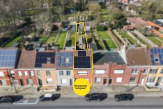 Deze verzorgde rijwoning bevindt zich in het centrum van Zwevegem, op wandelafstand van de Groene Kouter en diverse voorzieningen. De woning werd doorheen de jaren reeds deels gerenoveerd, met onder meer nieuwe ramen en deuren (2006), een HR-ketel (2024), zonnepanelen (2023) en een vernieuwde badkamer met inloopdouche (2023).<br /><br />Op het gelijkvloers vindt u een inkomhal, een lichtrijke leefruimte met houtkachel en schuifraam naar het overdekte terras, een ingerichte keuken en een praktische badkamer. De droge kelder biedt extra bergruimte. Op de eerste verdieping bevinden zich twee slaapkamers en een bureau, met toegang tot de zolderverdieping via een vaste trap. De zolder omvat een extra kamer en bergruimte.<br /><br />De woning beschikt bovendien over een verrassend diepe tuin van ca. 297 m² met overdekt terras, tuinhuis, serre en wandelpad. Achteraan het perceel bevindt zich een ruime garage met toegang via de achterzijde. Dankzij het EPC-label D geldt er geen renovatieplicht. Een ideale woning voor wie rustig wil wonen in het centrum met een zeer ruime tuin.<br />EPC: 351 kWh/m² (Vg, Wg, Gmo, Gvkr, Gvv) Ref. OU28621