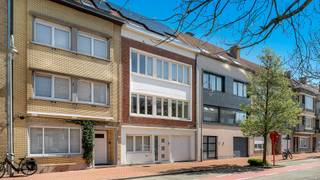 Verzorgde en stevige woning uitstekend gelegen in de Bondgenotenlaan te Heist-aan-Zee, centraal en op wandelafstand van het station, het strand en alle winkels. <br /><br />Een bijzonder groot volume over vier bouwlagen. <br /><br />Op het gelijkvloers een inkomhal met toegang tot een praktische bureauruimte, een wasplaats met douche, extra bergruimte en een handige garage, ideaal voor fietsen en opslag.<br /><br />De eerste verdieping met een brede en zonnige woonkamer met een gevelbreedte van 7 meter. Hier geniet je van een gezellige open haard, parketvloeren en een prachtige op maat gemaakte bibliotheekkast. Aansluitend vind je een aparte, verzorgde keuken en toegang tot een mooi zonneterras.<br /><br />Op de tweede verdieping zijn er 3 volwaardige slaapkamers en een volledig vernieuwde badkamer, uitgerust met zowel een ligbad als een inloopdouche.<br /><br />De derde verdieping biedt nog eens 2 extra slaapkamers en bijkomende bergruimte.<br /><br />Troeven: Mooie ligging, 5 slaapkamers, stevige constructie (volledig beton), garage, terras en tuin. Energielabel B, op de grens met A-label. Zonnepanelen, nieuwe condensatieketel.<br /><br />Bezoeken? Contacteer Willem Cauwels op Tel. 050 89 27 70