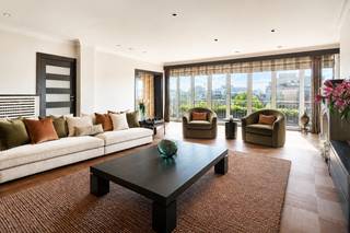 <p>Exclusief appartement op de 9de verdieping met een panoramisch stadszicht, gelegen op een uiterst gegeerde locatie aan de Frankrijklei, hartje van Antwerpen.</p>
<p>Met een bewoonbare oppervlakte van ca 215 m², een uitzonderlijke lichtinval en een adembenemend panoramisch uitzicht over de stad, biedt deze woning een unieke combinatie van comfort, elegantie en stedelijke klasse.</p>
<p>Van zodra u het appartement betreedt, valt de royale oppervlakte en verzorgde afwerking meteen op. De woning werd ingericht met oog voor harmonie, kwalitatieve materialen en een tijdloze uitstraling. Het appartement werd doorspekt met ingemaakte kasten om één samenhangend geheel te creëren.</p>
<p>De leefruimte baadt in het natuurlijke licht dankzij de grote raampartijen, die niet alleen zorgen voor een aangename openheid, maar ook voor een indrukwekkend contact met de stad. Aansluitend bevindt zich de eetkamer, een bijzonder sfeervolle plek waar binnen en buiten moeiteloos in elkaar overvloeien.</p>
<p>De keuken is modern en functioneel uitgewerkt en voorzien van kwalitatieve inbouwtoestellen. De combinatie van sobere lijnen, hoogwaardige materialen en veel werkruimte maakt dit tot een aangename plek voor dagelijks gebruik én voor wie graag ontvangt.</p>
<p>Het appartement beschikt over drie volwaardige slaapkamers, alle gelegen aan de achterzijde van het appartement. De kamers genieten van veel licht en genieten hier wederom van een mooi stadsgezicht.</p>
<p>De master van ca 26 m² is uiterst royaal en reeds voorzien van op maat gemaakte dressingkasten. Ze kan aansluitend gebruikmaken van de badkamer met zowel ligbad als inloopdouche, lavabo en toilet. De tweede badkamer is afgewerkt met douche en lavabo.</p>
<p>Een bijkomende troef is het aangename terras/balkon, waar u in alle rust kunt genieten van de buitenruimte en het weidse zicht over de stad.</p>
<p>Tot slot beschikt het appartement in de ondergrondse verdieping nog over een privatieve kelderberging welke begrepen is in de verkoopprijs en de mogelijk om een praktische autostaanplaats bij te kopen aan 50.000 Euro, excl. registratiebelasting.</p>
<p>Dit is een woning voor wie op zoek is naar ruimte, standing en een unieke ligging in de stad, zonder in te boeten aan rust, licht en uitzicht.</p>