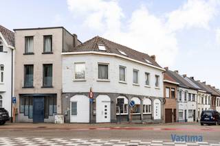 Bent u op zoek naar een veelzijdige woning met ruimte voor het hele gezin of  een kangoeroewoning? Dan is deze ruime tweewoonst op wandel- of fietsafstand van natuurgebieden Paddenhoek en Honegem én centrum Aalst een bezoek waard!<br /><br />Deze eigendom biedt twee volledig ingerichte woongedeelten, waardoor ze perfect geschikt is voor grote gezinnen, zorgwonen, inwonende familieleden of wie op zoek is naar extra wooncomfort en flexibiliteit.<br /><br />EPC B en C – Geen renovatieplicht / CV Aardgas (2024) / (HR) Dubbel glas / Asbestveilig / Beperkt KI van 785 EURO!<br /><br />Op het gelijkvloers (+/- 84 m<sup>2</sup>) bevindt zich een eerste wooneenheid met een gezellige leefruimte, een praktische keuken met aparte toegangsdeur, twee volwaardige slaapkamers, een badkamer en een apart toilet. Deze verdieping biedt alle comfort om volledig onafhankelijk te wonen. De woning is onderkelderd.<br /><br />De eerste en tweede verdieping (+/- 184 m2) vormen samen het tweede woongedeelte. Hier geniet u van een ruime en lichtrijke leefruimte waar het aangenaam vertoeven is met familie en vrienden. Aansluitend bevinden zich de keuken en eetkamer, die samen een warme en functionele leefomgeving creëren.<br /><br />Vanuit de eetkamer heeft u toegang tot het terras. Op de bovenste verdieping vindt u twee ruime slaapkamers terug. Eén van deze kamers beschikt bovendien over een praktische dressing en tenslotte een badkamer.<br /><br />Dankzij de doordachte indeling biedt deze woning tal van mogelijkheden voor gezinnen die op zoek zijn naar extra ruimte of voor wie verschillende generaties bij elkaar wil laten wonen zonder aan zelfstandigheid in te boeten.<br /><br />Ook de ligging vormt een sterke troef. U woont hier vlakbij het centrum van Aalst met winkels, supermarkten, scholen en binnen handbereik. Openbaar vervoer bevindt zich op wandelafstand en dankzij de vlotte verbinding met de belangrijkste invalswegen en de E40 bereikt u Brussel, Gent en andere steden bijzonder snel.<br /><br />Deze woning combineert ruimte, functionaliteit en een uitstekende bereikbaarheid op een unieke manier. Een eigendom met mogelijkheden die vandaag steeds gegeerder worden op de vastgoedmarkt.<br /><br />GV: EPC label C – certificaatnummer: 20230627-0002929828-RES-1<br />1<sup>e</sup>: EPC label B – certificaatnummer: 20230627-0002929883-RES-1<br /><br />Bent u benieuwd naar de indeling, de ruimtebeleving en de vele mogelijkheden van deze eigendom? Contacteer ons vandaag nog voor een bezoek en ontdek zelf alles wat deze bijzondere woning te bieden heeft.