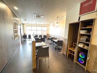 <p><strong>Wervik - Handelspand met gerenoveerde duplex appartement inclusief overname.</strong></p>
<p> </p>
<p>Dit handelspand / frituur ligt op wandelafstand van het centrum van Wervik en de Franse grens.</p>
<p> </p>
<p>Het appartement werd in 2018 volledig vernieuwd en beschikt over een terras.</p>
<p>De zolder biedt tevens ook veel mogelijkheden tot uitbreiding.</p>
<p> </p>
<p><strong>Het duplex appartement bestaat uit:</strong></p>
<p><u>1ste verdieping:</u> badkamer, slaapkamer, living en terras</p>
<p><u>2de verdieping:</u> 3 slaapkamers waarvan 1 momenteel gebruikt wordt als doorloopkamer en zolder met mogelijkheid tot 2 extra kamers.</p>
<p> </p>
<p>Vooraan is er een ruime parking voorzien.</p>
<p> </p>
<p><strong>Overname:</strong></p>
<p>Up to date installaties, nog steeds wordt verder geïnvesteerd.</p>
<p> </p>
<p><strong>Troeven:</strong></p>
<p>+ Handelsas/subsidies</p>
<p>+ Recente aangekochte friteuse (70.000 euro)</p>
<p>+ Mery Chef (13.000 euro)</p>
<p>+ Gevel recent gezandstraald</p>
<p>+ Drukke passage / overgang Franse grens</p>
<p>+ Veel horecazaken in de omgeving</p>
<p>+ Station op wandelafstand<br /><br />+ 17 zonnepanelen (op circuit frituur) </p>