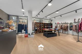 Uiterst commercieel gelegen handelspand op een ideale locatie in het centrum van Veldegem.Volledig vernieuwde handelsruimte met een totale...