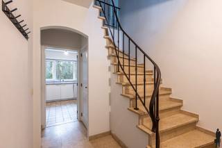 <p><span><strong>Huurprijs: 1.600 EUR per maand<br />Kosten plaatsbeschrijving zijn 50/50 te delen door huurder en verhuurder<br />Huurwaarborg = 3 maanden huur<br />Beschikbaar: In onderling overleg<br /></strong></span></p>
<p><strong>BEZOEK AANVRAGEN EN KANDIDAAT STELLEN VIA ONZE WEBSITE: www.deboerenpartners.be</strong><br />Indien u een bezoek wenst aan te vragen aan dit eigendom te huur, dan kan dit enkel via het aanvraagformulier op onze website. U zoekt het betreffende eigendom onder ons 'aanbod te huur', en klikt daarna bovenaan op 'bezoek inplannen'.<br />Daarna doorloopt u alle stappen en vult u de gevraagde gegevens in. Wij behandelen uw aanvraag binnen de 2 werkdagen en contacteren u daarna. Omwille van het grote aantal aanvragen, worden verzoeken via Immoweb, Immoscoop of Spotto niet behandeld.</p>
<p><span>Omschrijving van de woning:<br /></span></p>
<p>U komt binnen in de ruime inkomhal met een apart gastentoilet. Vanuit de inkomhal betreedt u de lichtrijke leefruimte met parketvloer. De volledig geïnstalleerde keuken is uitgerust met alle nodige toestellen, waaronder een oven, vaatwasser, elektrisch kookvuur en voldoende opbergruimte.</p>
<p>Op de eerste verdieping bevinden zich vier slaapkamers met vloerbekleding. Daarnaast is er een badkamer voorzien van een ligbad, douche en een badkamermeubel met spiegel.</p>
<p>De zolder is bereikbaar via een vlizotrap en biedt extra praktische bergruimte.</p>
<p>Tot slot beschikt de woning over een aangename tuin en een inpandige garage.<br /><br /><span>Bijzonderheden:</span><br />- Pvc ramen met dubbele beglazing <br />- Cv ketel op aardgas <br />- Volledig nieuw geschilderd<br />- Parket recent opgeschuurd<br />- Woning wordt voorzien van lichtarmaturen en gordijnen<br />- Inpandige garage<br />- Nabij alle voorzieningen: winkels, openbaar vervoer en autostrade</p>