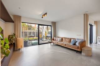 <h3><strong>Instapklare gezinswoning met 4 slaapkamers, garage en zonnige tuin in het gegeerde Ekeren Donk</strong></h3>
<p>In een <strong>rustige, doodlopende en kindvriendelijke straat</strong> in de <strong>residentiële wijk Ekeren Donk</strong> bevindt zich deze <strong>recente en perfect onderhouden gezinswoning</strong> op een perceel van <strong>237 m²</strong>. De woning werd gebouwd in <strong>2018</strong> en biedt een bewoonbare oppervlakte van <strong>213 m²</strong>, met een sterke focus op comfort, energiezuinigheid en hedendaags woonplezier.</p>
<p>Dankzij de <strong>kwalitatieve afwerking</strong>, <strong>vloerverwarming</strong>, <strong>videofoon</strong> en overvloedige lichtinval is dit een woning waar u meteen kan intrekken, zonder bijkomende investeringen.</p>
<h3><strong>Indeling van de woning</strong></h3>
<p><strong>Gelijkvloers</strong></p>
<ul>
<li>
<p>Inkomhal op gietvloer met <strong>gastentoilet en handenwasser</strong></p>
</li>
<li>
<p>Ruime leefruimte met eetplaats op gietvloer</p>
<ul>
<li>
<p>Voorzien van een <strong>stijlvol vast tv-meubel in eik</strong></p>
</li>
<li>
<p>Grote raampartijen met zicht op de tuin</p>
</li>
</ul>
</li>
<li>
<p>Volledig uitgeruste keuken met:</p>
<ul>
<li>
<p>Inductiekookplaat</p>
</li>
<li>
<p>Combi-stoomoven</p>
</li>
<li>
<p>Ingebouwde koelkast</p>
</li>
<li>
<p>Ingebouwde vaatwasser</p>
</li>
<li>
<p>Spoelbak en <strong>keramisch werkblad</strong></p>
</li>
</ul>
</li>
<li>
<p><strong>Garage</strong> met automatische sectionaalpoort en plaats voor één wagen</p>
</li>
<li>
<p>Vlotte toegang tot tuin en terras</p>
</li>
</ul>
<p><strong>Eerste verdieping</strong></p>
<ul>
<li>
<p>Overloop met <strong>apart nachttoilet</strong></p>
</li>
<li>
<p><strong>Drie volwaardige slaapkamers</strong>, afgewerkt met parket</p>
</li>
<li>
<p>Badkamer met <strong>ligbad en dubbele lavabo</strong></p>
</li>
<li>
<p>Tweede badkamer met <strong>inloopdouche en enkele lavabo</strong></p>
</li>
</ul>
<p><strong>Tweede verdieping</strong></p>
<ul>
<li>
<p>Ruime kamer van ca. <strong>27 m²</strong>, momenteel ingericht als <strong>bureauruimte</strong></p>
</li>
<li>
<p>Parketvloer</p>
</li>
<li>
<p>Volledige <strong>ingemaakte kastenwand</strong></p>
</li>
<li>
<p>Perfect inzetbaar als vierde slaapkamer, hobbyruimte of thuiskantoor</p>
</li>
</ul>
<h3><strong>Buitenruimte</strong></h3>
<ul>
<li>
<p>Zonnige, verzorgde tuin</p>
</li>
<li>
<p>Open terras van ca. <strong>35 m²</strong></p>
</li>
<li>
<p><strong>Oprit in klinkers</strong> met plaats voor één wagen</p>
</li>
<li>
<p><strong>Regenwaterput van 5.000 liter</strong></p>
</li>
<li>
<p>Rolluiken en zonwering voor extra comfort en privacy</p>
</li>
</ul>
<h3><strong>Technische &amp; energetische troeven</strong></h3>
<ul>
<li>
<p><strong>Vloerverwarming op aardgas</strong></p>
</li>
<li>
<p>Volledige isolatie van dak, muren en vloer</p>
</li>
<li>
<p><strong>EPC-score: 59 kWh/m²jaar</strong> (gunstig energielabel)</p>
</li>
<li>
<p>Alarmsysteem</p>
</li>
<li>
<p>Videofoon</p>
</li>
<li>
<p>Instapklaar en uitstekend onderhouden</p>
</li>
</ul>
<p>Deze woning biedt een <strong>uitzonderlijke combinatie van rust, ruimte en modern comfort</strong> in <strong>Ekeren Donk</strong>, een van de meest gegeerde woonwijken van Ekeren. Ideaal voor gezinnen die <strong>kwalitatief en zorgeloos willen wonen</strong> in een veilige, residentiële omgeving met vlotte verbindingen.</p>
<p>📞 <strong>Plan vandaag nog uw bezoek via 03 535 12 75.</strong></p>