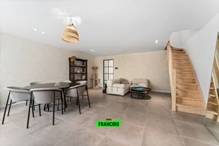 Bent u op zoek naar een instapklare woning waar comfort, ruimte en licht centraal staan? Dan is dit pand absoluut een bezoek waard!<br /><br />Bij het betreden van de woning wordt u meteen verwelkomd door een praktische inpandige garage en een doordachte indeling. De open keuken sluit naadloos aan op de lichtrijke leefruimte, waar grote raampartijen zorgen voor een aangename, warme sfeer en een mooi zicht op de tuin.<br /><br />Op het gelijkvloers bevindt zich bovendien een extra kamer die momenteel is ingericht als dressing, met aansluitend een stijlvolle ensuite badkamer. Een apart gastentoilet zorgt voor extra comfort.<br /><br />Op de bovenverdieping vindt u twee volwaardige slaapkamers en een tweede badkamer, ideaal voor een gezin of om gasten in alle privacy te ontvangen.<br /><br />Buiten geniet u van een aangelegd terras waar het heerlijk vertoeven is tijdens zonnige dagen, en een ruime tuin die tal van mogelijkheden biedt voor ontspanning, spel of tuinliefhebbers.<br /><br />Deze prijs is een richtprijs. Elk prijsvoorstel hoger of gelijk aan deze richtprijs wordt voorgelegd aan de verkoper(s) die dit al dan niet kan accepteren. <br /><br />