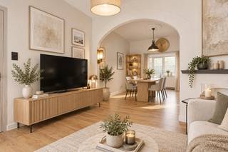 Prachtige instapklare rijwoning in het hart van Nieuwpoort op 284 m² met garage en nieuwe oprit!<br />Deze verrassend ruime woning (274 m²) met centrale ligging laat u genieten van een lichtrijke leefruimte, een volledig uitgeruste keuken en 3 à 4 volwaardige slaapkamers, inclusief een royale master met dressing, bureau en terras.<br />De woning werd doorheen de jaren grondig vernieuwd (dak geïsoleerd, conforme elektriciteit, EPC C) en is perfect onderhouden.<br />Achteraan vindt u een zonnige westgerichte tuin (194 m²), wat uniek is op deze locatie. Extra troeven zijn de garage, ruime kelder.<br />Een ideale gezinswoning of investering op wandelafstand van alles wat Nieuwpoort te bieden heeft!<br />De vermelde prijs is een richtprijs; elk bod, zowel hoger als lager, wordt voorgelegd aan de eigenaar, die zich het recht voorbehoudt dit te aanvaarden of te weigeren.<br />(Ref. NI27487)