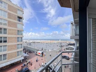 Cet appartement rénové avec goût est situé dans un emplacement unique, à l'angle de l'emblématique Rubensplein à Knokke, juste à côté de la digue. Depuis le salon lumineux, vous pouvez profiter d'une vue dégagée sur la mer et la place animée. Grâce à son orientation sud-ouest, l'appartement est baigné de soleil jusqu'en début de soirée, un atout rare sur la côte.<br /><br />Le hall d'entrée dispose d'un vestiaire et de toilettes pour invités. Le salon confortable, avec ses grandes baies vitrées et sa lumière chaleureuse, s'intègre parfaitement à la cuisine ouverte entièrement équipée, dotée d'appareils électroménagers de qualité, d'une cave à vin et d'un congélateur séparé. Le couloir de nuit donne accès à deux chambres à coucher spacieuses, chacune avec des armoires encastrées. La salle de douche élégante est séparée et dispose d'un deuxième WC.<br /><br />L'intérieur respire la classe et la tranquillité grâce au sol en mortex uniforme avec chauffage au sol, qui se prolonge dans tout l'appartement. <br />De plus, l'appartement dispose d'une cave privée et d'un local à vélos commun.<br /><br />Possibilité d'acheter une place de parking/garage dans les environs !<br /><br />N'hésitez pas à nous contacter pour plus d'informations : tél. : 050 62 44 14 ou via knokke@immax.be
