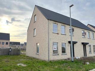 Nieuwbouwwoning (halfopen bebouwing) omvat inkomhal met gastentoilet, woonkamer met open ingerichte keuken, berging/wasplaats,...