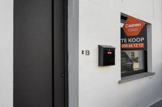 U kunt een BOD uitbrengen op deze woning, rekening houdend met de AANVANGSPRIJS van € 309.000,00 , elk hoger BOD wordt voorgelegd aan de eigenaars die al dan niet kunnen ingaan op dit aanbod.<br /><br />Deze volledig gerenoveerde is ideaal gelegen in het centrum van Lichtervelde op wandelafstand van winkels, scholen en openbaar vervoer. <br />Dankzij de recente renovaties geniet je hier van <strong>hedendaags wooncomfort </strong>en een uitstekende energiezuinigheid met energielabel A.<br />Bij het binnenkomen kom je in de inkomhal met gastentoilet. De lichtrijke leefruimte sluit aan op de moderne <strong>volledig uitgeruste keuken.</strong> Met een grote raampartij zorgen we voor veel natuurlijke lichtinval en bieden directe toegang tot het zonnige tuintje waar U in alle rust kan genieten van het buitenleven. Op het gelijkvloers is er ook een <strong>TRENDY badkamer met ligbad , inloopdouche </strong>en dubbele wastafel. Er is ook een <strong>ruime & praktische berging/wasplaats</strong> voorzien aan de keuken. Op de eerste verdieping zijn er 3 mooie slaapkamers.<br />Verder is de woning <strong>instapklaar</strong> en heeft de woning <strong>energielabel A! <u>Dit kan ook een interessante investering zijn.</u></strong><br /><br /><strong><u>Gelijkvloers:</u></strong>
<ul>
<li>Inkom met apart toilet;</li>
<li>Lichtrijke leefruimte;</li>
<li><strong>Open volledig geïnstalleerde keuken </strong>met alle toestellen en zicht op de tuin;</li>
<li>Ruime en praktische Berging/Wasplaats aan de keuken;</li>
<li><strong>Trendy badkamer </strong>met ligbad, douche en dubbele wastafel;</li>
<li>Leuke en zonnige tuin en terras;</li>
</ul>
<strong><u>Eerste verdieping:</u></strong>
<ul>
<li>3 mooie slaapkamers;</li>
</ul>
<strong><u>Troeven:</u></strong>
<ul>
<li>Energielabel A;</li>
<li>Gekeurde elektriciteit;</li>
<li>Uitstekende locatie;</li>
<li>Zonnepanelen aanwezig;</li>
<li>Vloerverwarming;</li>
<li>Betaalbaar wonen.</li>
</ul>
<br />Voor meer informatie of verdere vragen over deze instapklare woning? Contacteer ons via: <strong>oostkamp@caenen.be</strong><br /><br />