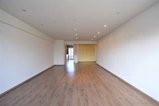 OPGELET: om dit pand te huren of bezichtigen vragen wij steeds eerst een virtueel bezoek te brengen aan het pand. Ga hiervoor naar www.rosseel.be en vul de referentie V186 in in het veld ‘zoek’ bovenaan rechts. Kies dan ‘360°’. De website helpt je nu verder voor de volgende stappen.<br /><br />Dit twee slaapkamer appartement is voorzien van een inkomhal met vestiaire, een ruime leefruimte met veel lichtinval die doorgang geeft tot de half-open en ingerichte keuken. De twee slaapkamers zijn gelegen aan de achterzijde van het gebouw waar rust centraal staat. De grotere slaapkamer beschikt over een privé-terras. Ondergrondse staanplaats voor twee wagens is inbegrepen in de huurprijs. De maandelijkse kosten bedragen 195 euro (provisie): verwarming, warm water en gemeenschappelijke kosten inbegrepen. Onmiddellijk beschikbaar