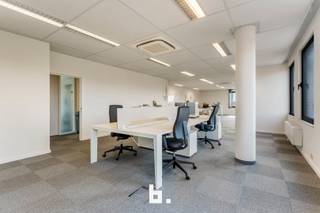 In het dynamische Clintonpark te Roeselare vindt u dit ruime en lichte kantoor van ca. 180 m², ideaal voor een bedrijf dat op zoek is naar een inspirerende werkplek. Deze kantoorruimte biedt dankzij de grote raampartijen een overvloed aan natuurlijk licht en een uniek uitzicht, wat bijdraagt aan een aangename werkomgeving.<br /><br />De indeling bestaat uit een ruime open space, perfect voor een flexibel kantoorconcept. Daarnaast beschikt het pand over een gemeenschappelijke inkomhal, sanitaire voorzieningen, en een aparte vergaderzaal voor uw besprekingen. Indien gewenst kan de ruimte verder worden opgedeeld om aan specifieke noden te voldoen.<br /><br />Specificaties:<br /><br />Hoogwaardige afwerking met tapijt<br />Centrale verwarming voor optimaal comfort<br />Dubbel glas voor betere isolatie en energiebesparing<br />Dit kantoor in Clintonpark combineert modern comfort met een praktische indeling.<br /><br />Watergevoelig openruimtegebied (Worg): NVT<br /><br />Meer info: julie@bricx.be of 0479 61 64 55