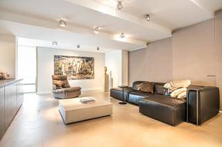 Bent u op zoek naar een ruime, luxueus gerenoveerde woning met tal van mogelijkheden? Deze karaktervolle halfopen bebouwing in Wommelgem...