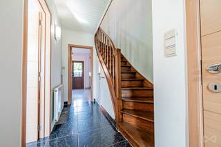 <p>We Invest Waterloo vous propose cette maison idéalement située à Braine-l’Alleud, construite en 1960 et rénovée en 2020.<br /><br />Développant 186 m² dont 137 m² habitables, elle offre de beaux volumes, trois chambres, un grenier aménageable et une grande terrasse.<br /><br />Le rez-de-chaussée se compose d’un séjour en L de 29 m² avec cuisine attenante, ainsi que d’un WC. À l’étage, vous découvrirez trois chambres de 15, 13 et 8 m² ainsi qu’une salle de douche refaite en 2013. Le dernier niveau est occupé par un grenier aménageable de 41 m², à adapter selon vos besoins. Au sous-sol, la maison dispose d’un garage de 30 m², d’une grande buanderie de 12 m² et d’une cave.<br /><br />Côté extérieur, la maison ne dispose pas de jardin mais d’une grande terrasse de 26 m² orientée nord-ouest, véritable prolongement de l’espace de vie.<br /><br />D’un point de vue technique, le bien bénéficie d’un PEB D, de châssis en double vitrage bois et de volets installés en 2020, année de la rénovation de la toiture ainsi qu’une électricité aux normes. La chaudière au gaz date de 2014 . Le revenu cadastral s’élève à 1.244 €.<br /><br />Informations et visites au 02/319.46.46 ou via <span>demandes.bw.centre@weinvest.be</span>.</p>