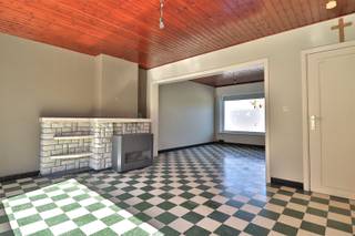 <p><span>DEGELIJKE GEZINSWONING IN EEN RUSTIGE BUURT</span></p><p><span> </span></p><p><span>Deze stevige gezinswoning geniet van een op en top rustige ligging en een perfecte oriëntatie.  <br />Een eerste upgrade werd reeds uitgevoerd, nieuwe ramen, nieuwe keuken en warmtepomp verwarming op het eerste verdiep.<br />De verdere invulling biedt een mooie kans om er een persoonlijke touch en eigen sfeer te brengen.</span></p><p><span> </span></p><p><span>Weg van de straat brengt de voortuin ons naar een ruime inkom met toilet.  <br />De leefruimte met salon en eethoek geniet van heel veel licht en een aangenaam buitencontact.  <br />De aansluitende keuken kreeg een degelijke invulling.  </span></p><p><span> </span></p><p><span>Op het eerste verdiep zijn er 3 slaapkamers en een badkamer.  De trap steekt verder door tot op zolder waar twee extra kamers kunnen ingezet worden.</span></p><p><span> </span></p><p><span>Achteraan staat de zon paraat, een extra large terras staat garant voor aangename buitenmomenten.  Een extra groene invulling hoort zeker tot de mogelijkheden. </span></p><p><span>Met garage en handige bergkelder.</span></p><p><span> </span></p><p><span>GEZINSWONING <br />OP EN TOT RUSTIGE LIGGING<br />VEEL WOONRUIMTE<br />GUNSTIG EPC</span></p><p><span> </span></p>
