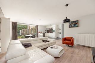 Nabij de groene 'Berm' in Mortsel, treffen we dit instapklaar en gemeubeld 2 slaapkamer-appartement aan. Het gebouw is gelegen op de...