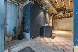 Immo Pické biedt U dit uiterst gunstig gelegen handelswoning aan in het centrum van Halle.<br />Deze te renoveren handelswoning biedt verschillende mogelijkheden, geniet van een vlotte bereikbaarheid, centrale ligging en veel passage van voorbijgangers.<br />Op de gelijkvloerse verdieping bevindt zich de commerciële ruimte dat enerzijds toegang biedt tot een kelder en de eerste verdieping. <br />De eerste verdieping bestaat uit een 2 extra ruimtes en een toilet. Op de tweede verdieping vinden we een inrichtbare zolder.