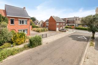 Deze bouwgrond van 324 m² met een breedte van 12,21 m is gelegen langs de rand van het centrum van Mol. Je bevindt je hier dan ook vlak bij tal van winkels, restaurants, scholen en horecazaken. Ook de fietso-strade en de snelwegen E313 en E34 zijn uitstekend bereikbaar vanuit deze locatie. <br />Daarnaast staat er reeds een ruime en bruikbare garage links achteraan op het perceel. Deze garage mag behouden blijven. <br /><br />De te bouwen woning heeft een maximum breedte van 9,34 meter op een diepte van maximum 10 meter.<br /><br />Bouwvoorschriften:<br />- gelijkvloers: max. 10 m diep en max. 9,34 m breed <br />- daktype: vrij te kiezen<br />- kroonlijsthoogte: max. 6,5 m bij hellend dak en max. 7 m bij platdak<br />- nokhoogte bij zadeldak: max. 11,50 m<br />- bijgebouwen: nieuwe bijgebouwen enkel toegestaan na afbraak bestaande bijgebouw/ garage<br />- toegelaten: zorgwoningen, nevenactiviteiten (mits te voldoen aan de voorwaarden),...<br /><br />Deze eigendom komt mogelijks in aanmerking als bouwgrond waarbij je onder voorwaarden kan genieten van het verlaagd BTW tarief van 6% voor sloop &amp; heropbouw (https://fin.belgium.be/nl/particulieren/woning/bouwen-verbouwen/afbraak-wederopbouw/permanente-maatregel).<br />De sloop kan plaatsvinden voor of na het oprichten van de nieuwe woning. <br /><br />** vastgoedinfo in aanvraag **