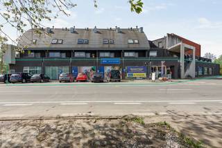 Bent u als ondernemer op zoek naar een solide investering met uitstekende mogelijkheden?Dit ruime handelspand, gelegen aan een drukke invalsweg in...