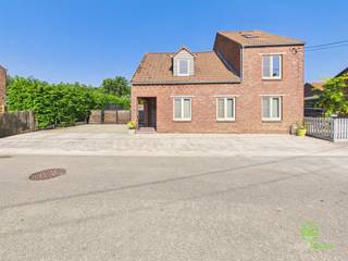 <p><span>Op een rustige ligging aan de zijstraat van de Grote Steenweg tussen Sint-Truiden en Dormaal vinden we deze instapklare gezinswoning op een perceel van 8a 75ca. </span></p><p><span>Het centrum van Zoutleeuw ligt op slechts 2km. Hier vinden we scholen, horeca, supermarkten, sportmogelijkheden, … allemaal terug.</span></p><p><span>Op wandelafstand van de woning ligt er een buurtsupermarkt en zijn er verschillende wandel- en fietsroutes. </span></p><p><span>Dankzij de nabijgelegen steenweg is er een vlotte verbinding richting de oprit van de E40 in Tienen. </span></p><p><span> </span></p><p><span>Er werden recent al wat renovatiewerken doorgevoerd. Zo werd er een nieuwe keuken en badkamer geplaatst, werd het dak geïsoleerd en is er een hoogrendementsketel op aardgas uit 2012 aanwezig. </span></p><p><span> </span></p><p><span>Binnenkomen doen we in de inkomhal waar een gastentoilet voorzien werd alsook een berging/bureau. De keuken is voorzien van alle nodige toestellen, voldoende opbergruimte en beschikt over een zitgelegenheid. De woonkamer met eetkamer werden aan de voorkant ondergebracht en genieten van een aangename lichtinval. Via de achterhal bereiken we de tuin en het terras, maar is er ook de handige wasplaats te vinden. </span></p><p><span>Op de bovenverdieping liggen er drie ruime slaapkamers waarvan eentje beschikt over een mezzanine naar de zolder. De vernieuwde badkamer beschikt over een ruime inloopdouche, een aangenaam ligbad, een toilet en een lavabomeubel. </span></p><p><span> </span></p><p><span>De ruime tuin is omheind en beschik over een groot overdekt terras en een garage. </span></p><p><span>Daarnaast is er nog voldoende parkeergelegenheid.</span></p><p><span>De westelijke oriëntatie van de tuin zorgt ervoor dat men van in de vroege namiddag tot in de late uren optimaal kan genieten van de zon. </span></p><p><span> </span></p><p><span>Pluspunten:</span></p><p><span>- centrale ligging</span></p><p><span>- instapklaar</span></p><p><span>- perceel van 8a 75ca</span></p><p><span> </span></p><p><span>De vermelde bewoonbare oppervlakte is de netto-oppervlakte van de woning met uitzondering van de bijgebouwen.</span></p>