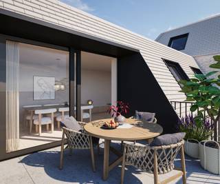 Maison West is een eigentijds woonproject in het hart van Westende. Het project omvat in totaliteit 47 units met in een eerste fase 19 appartementen die zullen gerealiseerd worden. Er wordt een mix voorzien van 1, 2 of 3-slaapkamerappartementen, gelegen in een stijlvolle residentie midden in het dorpscentrum, op korte afstand van winkels, scholen, horeca en het strand.
De appartementen, met lichtrijke leefruimtes, open keukens en ruime terrassen, variëren in grootte en bieden flexibiliteit in inrichting dankzij een ‘carte blanche’-aanpak voor afwerking en materialen. Ze stralen comfort uit, met vloerverwarming, geothermische warmtepompen (ook voor koeling) en een duurzaam ventilatiesysteem—alles met het oog op energiebewust en toekomstgericht wonen. Rond het gebouw zijn twee groene zones gecreëerd: een uitnodigend, openbaar voorplein en een serene binnentuin op het dak van de parkeergarage, met wandelpaden, zitplekken en zelfs ruimte voor een petanquepartijtje. Elk appartement geniet tuinzicht voor extra rust en privacy.
Parkeren gebeurt op het gelijkvloers met plaats voor elektrische wagens en een fietsenberging. Dit project richt zich zowel op investeerders, tweedeverblijvers als lokale bewoners die op zoek zijn naar kwalitatieve, betaalbare woonoplossingen aan de Kust. Maison West combineert de authenticiteit en rust van Westende met modern wooncomfort en duurzaamheid.
Interesse in Maison West? Neem contact op voor meer informatie via 050 70 81 74 of hello@keyimmo.be.