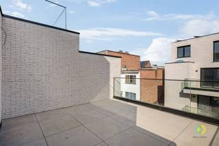 <p><span>Bent u op zoek naar een instapklaar appartement of wenst u nieuwbouw zonder de bijkomende kosten van 21% btw? Dan is dit volledig gerenoveerde duplex appartement de ideale keuze voor u. Gelegen aan de Grote Markt van Vilvoorde, is het appartement bereikbaar via de Nolet de Brauwerestraat, parallel aan de Grote Markt. Het bevindt zich op de tweede verdieping van een kleinschalig gebouw. Bij binnenkomst heeft u direct toegang tot het apart toilet en de wasplaats. Vervolgens komt u in de volledig uitgeruste keuken, voorzien van een kookeiland. Vanuit de keuken heeft u toegang tot een groot terras. Aan de voorgevel van het appartement bevinden zich twee slaapkamers en een stijlvolle badkamer. Een trap in de keuken brengt u naar de bovenverdieping, onder het dak, waar zich een royale leefruimte bevindt. De vele ramen zorgen voor een prachtige lichtinval, waardoor de ruimte bijzonder licht en luchtig aanvoelt. Vanuit de leefruimte heeft u toegang tot een tweede terras, wat dit appartement een extra gevoel van ruimte en buitenbeleving biedt. Dit duplex appartement biedt de perfecte combinatie van modern wonen met een buitenruimte op beide niveaus, en is ideaal voor wie op zoek is naar een woning met een unieke indeling in het centrum van Vilvoorde.</span><span> </span></p>