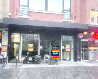 Op zoek naar een handelszaak op absolute toplocatie in het bruisende hart van Leuven? Dit commercieel gelijkvloers, gelegen op het gekende Rector De Somerplein (voorheen EXKI), biedt uitzonderlijke visibiliteit en passage.
Het gelijkvloers beschikt over een oppervlakte van 146 m², aangevuld met een ruime kelder van 93 m² waar zich vroeger de keuken en koelcel bevonden.
Geen syndickosten!
De locatie is omringd door sterke handelszaken zoals O’Tacos, Carrefour Express, Belchicken, Bavet, Wasbar, … wat zorgt voor een constante stroom aan voorbijgangers en klanten.
Huurprijs: €7.917/maand.
Onroerende voorheffing: ten laste van de huurder.
Beschikbaar: onmiddellijk. 
Terras (mits zelf aanvragen van nodige vergunningen) mogelijk. 
Interesse in dit commercieel pand te huur in Leuven?
Contacteer ons via info@immodelestre.be
 of 054 33 62 52.
Meer info op www.immodelestre.be