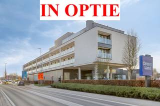 Instapklaar 2-slaapkamerappartement met terras en autostandplaats op toplocatie in Bilzen-Hoeselt<br />Dit verzorgd appartement is gelegen in Residentie Boulevard, Tongersestraat 65, en bevindt zich op de tweede verdieping. Met een bewoonbare oppervlakte van 90,5 m², een privatief terras van 9,38 m² en een ondergrondse autostandplaats biedt dit pand een comfortabele en praktische woonoplossing.<br /><br />Extra troef: er is ruim voldoende gratis parkeergelegenheid voor een tweede wagen of bezoekers.<br /><br />Uitstekende ligging<br />Op slechts 1,2 km bevindt zich het gezellige en bruisende centrum van Bilzen-Hoeselt. Winkels bevinden zich letterlijk binnen handbereik: in de residentie zelf zijn er een ALDI en een Brico. Op wandelafstand richting centrum vind je bovendien Lidl, TEDi, Kruidvat en Jumbo.<br />De nabijgelegen oprit van de E313 zorgt voor een vlotte verbinding richting Antwerpen, Brussel en Luik.<br /><br />Indeling<br />Via de gemeenschappelijke passerelle bereik je de private inkomdeur van het appartement (toegankelijk via lift of trap).<br />De centrale inkomhal geeft toegang tot alle ruimtes:<br />•Twee slaapkamers met laminaatvloer<br />•Gastentoilet<br />•Berging met aansluiting voor wasmachine en extra bergruimte<br />•Badkamer met lavabo en wandkast, ligbad en douchewand<br />Achteraan bevindt zich de lichtrijke woonkamer met open keuken, afgewerkt met een stijlvolle grijze tegelvloer. Dankzij de grote glaspartijen geniet je hier van een aangename lichtinval en via het schuifraam bereik je het terras.<br />De keuken is volledig uitgerust met:<br />•Dubbele spoelbak<br />•Koelkast<br />•Diepvries<br />•Oven<br />•Keramische kookplaat met dampkap<br />Sterke troeven<br />✔ Toplocatie<br />✔ Lichtrijk appartement<br />✔ 2 slaapkamers<br />✔ Instapklaar<br />✔ Gunstig EPC<br /><br />Wens u graag dit appartement te bezoeken, neem contact op met Leon Nulens via 089/71 04 40 of mail naar info@immonulens.be.<br /><br />Tot binnenkort!