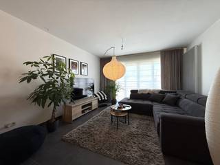 Dit instapklare en smaakvol afgewerkte appartement is uitstekend gelegen in het centrum van Lebbeke, met winkels, openbaar vervoer en alle dagelijkse voorzieningen op wandelafstand.<br /><br />Het appartement beschikt over een inkomhal met gastentoilet, een ruime en lichtrijke leefruimte met open, volledig ingerichte keuken en aansluitend een aangenaam terras. Verder zijn er 2 volwaardige slaapkamers, een badkamer en een ruime berging naast de keuken.<br /><br />Extra troeven:
<ul>
<li>Garage inbegrepen in de huurprijs;</li>
<li>Mooi terras;</li>
<li>Lift aanwezig in het gebouw;</li>
<li>Kwalitatieve afwerking;</li>
<li>EPC: 83 kWh/m² jaar;</li>
<li>Vlotte bereikbaarheid;</li>
</ul>
Beschikbaar vanaf 01/09<br />Provisie algemene kosten: €50/maand.<br /><br />Een comfortabel appartement op een toplocatie in Lebbeke.<br />Bezoek mogelijk op afspraak met Arcade Vastgoed.