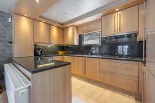 <p><strong><span>Vakantieverblijf met 1 slaapkamer op een perceel van 654m². </span>EPC E-label (474 kWh/m²). <br /></strong></p>
<p><strong>Ligging: </strong>Gelegen op een zeer rustige locatie in een doodlopende straat omringd door bosrijke omgeving. Verbindingswegen op enkele minuten te bereiken en vlakbij het centrum van Wechelderzande (lille). <br /><br /><strong></strong><strong></strong><strong>Indeling:<span> 0</span></strong>: inkomhal, leefruimte met open keuken, berging, badkamer, toilet, 1 slaapkamer.<strong><span> Buiten: </span></strong>Terras en tuin</p>
<p><strong>Beschrijving: </strong><span>Deze vakantiewoning is gelegen op een perceel van 654 m² in een groene en rustige omgeving. De woning werd doorheen de jaren gemoderniseerd en biedt een praktische indeling. </span><span>Via de inkomhal bereik je de leefruimte met open keuken. Verder omvat de woning één slaapkamer en een badkamer, uitgerust met een toilet, lavabomeubel en douche. Daarnaast is er een berging met aansluiting voor een wasmachine en droogkast. Buiten beschikt de woning over een ruime tuin met een praktisch tuinhuis, dat extra bergruimte biedt.</span></p>
<br />
<p>Een ideale plek voor wie op zoek is naar een tweede verblijf of gewoon wil genieten van rust en natuur.<br /><br /><strong>Vermeldingen inzake bijzondere infoplicht:</strong><span> </span>in aanvraag.<br /><br /><span>Graag wijzen wij u op de renovatieplicht voor gebouwen met een E of F EPC-label uiterlijk 6 jaar na aankoop te rekenen vanaf het verlijden van de notariële akte. Voor meer info kijk op de website van het Vlaams Energie- en Klimaatagentschap: </span>https://energiesparen.be/renovatieverplichting</p>