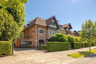 <p><span>WILRIJK - Park Den Brandt</span><span>: Uitzonderlijke koppelvilla in cottagestijl met 6 slaapkamers op 1.007m² met prachtig parkzicht. </span></p><p><span> </span></p><p><span>Deze sublieme koppelvilla is gelegen langsheen de Della Faillelaan en werd gebouwd in 1922 door architecten De Coninck &amp; Potié die van de cottagestijl hun handelsmerk maakten in de jaren '20.</span></p><p><span>Recentelijk onderging de woning nog een gedeeltelijke renovatie. Er ontstond een mooi evenwicht tussen de oorspronkelijke architectuur en een hedendaagse interieurontwerp. </span></p><p><span>Met 6 slaapkamers en een extra bureau op het gelijkvloers zal deze karaktervolle cottage zeker charmeren, vooral op één van de meest gegeerde locaties van Den Brandt.</span></p><p><span> </span></p><p><span>BESCHRIJVING: </span></p><p><span> </span></p><p><span>Gelijkvloers</span><span>: </span></p><p><span>Via de aangelegde voortuin of via de dubbele oprit bereikt men in de inkom met ingemaakte kasten en gastentoilet en stijlvolle traphal. </span></p><p><span>Ruim apart bureau aan de straatzijde.</span></p><p><span>Aangename en zeer lichte leefruimte op parket met kasteelhaard, TV-hoek en formele eetkamer met gashaard. </span></p><p><span>Zeer luxueuze, volledig ingerichte leefkeuken op een terrazzo vloer met dubbel kookeiland,vele ingemaakte kasten en breakfast corner. Aparte wasruimte.</span></p><p><span> </span></p><p><span>Tuin</span><span>:</span></p><p><span>Superbe en zeer zonnige tuin met prachtig uitzicht op het Park Den Brandt. Ruime terrassen en een grote dubbele garage met automatische poort maken de tuin af. </span></p><p><span> </span></p><p><span>1° Verdieping</span><span>:</span></p><p><span>Via de authentieke trap treft men op de 1° verdieping 3 ruime slaapkamers, een badkamer en een douchekamer aan. </span></p><p><span>Op de tussenverdieping is er ook nog een 4° slaapkamer met eigen douchekamer en een via de dienstentrap vindt men nog een 5° slaapkamer met aparte badkamer en apart toilet + berging.</span></p><p><span> </span></p><p><span>2° Verdieping</span><span>:</span></p><p><span>De bovenste verdieping is volledig ingericht als masterbedroom met airco. </span></p><p><span>We vinden er enerzijds een grote slaapkamer terug met tuinzicht, een aanpalende design badkamer en een volledig ingerichte dressing met maatkasten.</span></p><p><span> </span></p><p><span>Kelder</span><span>:</span></p><p><span>Ingericht in verschillende stockageruimtes, technische ruimte met vernieuwde ketel en boiler en mooie wijnkelder.</span></p><p><span> </span></p><p><span>Ontdek deze unieke woning samen op afspraak; unieke opportuniteit !</span></p><p><span> </span></p><p><span>BIJZONDERHEDEN:</span></p><p><span> </span></p><p><span>* AAA-ligging naast het park</span></p><p><span>* Karaktervolle cottagestijl</span></p><p><span>* Hedendaags interieur</span></p><p><span>* Vernieuwde ketel, boiler en overal dubbel glas</span></p><p><span>* Superbe zonnige tuin</span></p><p><span>* Dubbele garage en oprit</span></p><p><span> </span></p><p><span> </span></p>