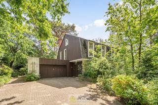 <strong>TE RENOVEREN WONING MET 5 SLAAPKAMERS OP EEN PRACHTIG PERCEEL VAN 15A 75CA OP EEN UITZONDERLIJKE RUSTIGE EN GROENE LIGGING IN DE VILLAWIJK ACHEL STATIE - De woning omvat maar liefst 242m², telt 5 slaapkamers en beschikt over een inpandige garage. </strong><br /><br /><strong>LIGGING: </strong><br />Deze villa is gelegen in een rustige villabuurt op wandelafstand van de Achelse dorpskern alsook op enkele minuten verwijderd van de Nederlandse Grens. Het perceel ligt vlak aan bosgebied en dus een aanrader voor natuurliefhebbers! Winkels, horeca, scholen en openbaar vervoer zijn op een steenworp verwijderd!<br /><br /><strong>INDELING:<br />Gelijkvloerse verdieping: </strong><br />- Inkomhal met gastentoilet – keuken – woonkamer – wasplaats – garage (voor 2 wagens)-<br /><br /><strong>Verdieping: </strong><br />- Nachthal – slaapkamer 1 – slaapkamer 2 – badkamer – slaapkamer 3 – slaapkamer 4 – slaapkamer 5<br /><br /><strong>Kelder:</strong><br />- Kelder/stookruimte (3m²)<br /><br /><strong>Garage:</strong><br />- Inpandige garage (42m²) -<br /><br /><strong>Tuin: </strong><br />– Ruim perceel ingericht als parktuin -<br /><br /><strong>EXTRA TROEVEN:</strong><br />- Zeer ruim perceel<br />- Te renoveren woning<br />- Gegeerde ligging in het groene Achel<br />- Gunstige locatie t.o.v. de Nederlandse grens<br /><br /><strong>Stedenbouwkundige Inlichtingen:</strong><br />Bouwvergunning - Woongebied - Geen dagvaarding - Geen voorkooprecht – Verkavelingsvoorschriften<br /><br /><strong>EPC: 523kWh/m²jaar met certificaatnummer:</strong> 20260607-0003887403-RES-1<br /><br /><strong>O-peil: </strong>niet overstromingsgevoelig<br />P-score: A<br />G-score: A<br /><br /><br /><strong>Benieuwd naar deze woning? Ons IDEALIS Team geeft U met plezier en steeds vrijblijvend de nodige informatie via e-mail, ter plaatse of op ons kantoor te Pelt.<br />Wenst U advies omtrent uw eigen woning? Graag plannen wij vrijblijvend met U een afspraak in om onze expertise met U te delen, steeds tot Uw dienst!!<br />Neem contact op met IDEALIS VASTGOED op 011/515 565 of mail naar info@idealisvastgoed.be!</strong><br /> 