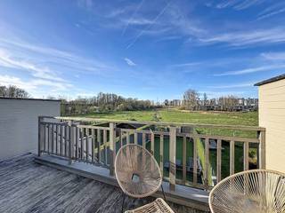 Dit huis is de oplossing voor wie op zoek is naar een ruim appartement vlakbij het strand van Knokke-Heist! In de Evendijk, een rustige...