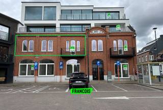 In het centrum van Handzame, pal naast de kerk, bevindt zich dit gloednieuwe woonproject met 6 moderne en energiezuinige appartementen. Dankzij de uiterst centrale ligging op het Handzameplein geniet u van alle voorzieningen op wandelafstand, én bevindt u zich op slechts 15 km van de kust.<br /><br />Het gebouw is uitgerust met een lift die alle appartementen bedient. Achteraan het project zijn autostaanplaatsen voorzien.<br /><br />Appartement 1.2 bevindt zich op de eerste verdieping en heeft een bewoonbare oppervlakte van 88 m². U komt binnen in de lichtrijke leefruimte met open keuken, het centrale hart van het appartement, perfect voor gezellige momenten. Aansluitend aan de leefruimte bevindt zich een ruim balkon aan de voorgevel, waar u kan genieten van het uitzicht en de zon.<br /><br />Via de nachthal bereikt u het aparte toilet, een praktische berging, de badkamer met ruime inloopdouche en dubbele wastafel, en twee volwaardige slaapkamers. Eén van de slaapkamers beschikt bovendien over een eigen balkon, wat dit appartement extra comfortabel maakt.<br /><br />Interesse? Maak snel een afspraak voor een bezichtiging!<br /><br />Parkeerplaats: €50/maand.<br /><br />Gemeenschappelijke lasten: €50/maand.<br /><br />Vrij vanaf: 01/09/2026.<br /><br />