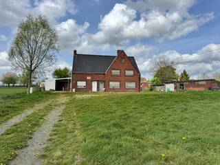 Rustig gelegen alleenstaande woning op een grondoppervlakte van 8.507 m² en bestaande uit: living - keuken - bureau - berging - wasplaats - 7 slaapkamers - zolder - diverse stenen opbergruimten en 3 loodsen. <br /><br />Troeven van deze eigendom: <br /><br />- rustige ligging <br />- veel ruimte <br />- veel mogelijkheden<br /><br />STARTPRIJS, Elk bod boven deze startprijs wordt voorgelegd aan de eigenaars, die al dan niet kunnen akkoord gaan met deze bieding.<br /><br />Contacteer ons voor meer info.