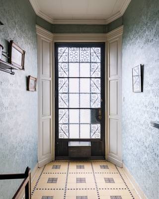 <em>Architecturale herenwoning met drie bouwlagen en ruime tuin, opgetrokken in art deco en de Nieuwe Zakelijkheid.</em><br /><br />De woning werd ontworpen door de <strong>Gentse architect Georges Fontaine</strong>, een vertegenwoordiger van de<strong> Gentse interbellumarchitectuur</strong> met een<strong> uitgesproken signatuur</strong> binnen de <strong>geometrische art deco</strong>.<br /><br />Deze bijzondere eigendom, gelegen op <strong>een perceel van 242 m² en met een bruikbare vloeroppervlakte van 387 m² (exclusief zolder en kelder)</strong>, biedt een unieke kans voor wie op zoek is naar een <strong>te renoveren pand met een uitzonderlijk karakter</strong>.<br /><br /><strong>Het gelijkvloerse niveau</strong> omvat <strong>een leefruimte, een eetplaats en een achtergelegen keuken met bijkeuken.</strong> Op dit niveau vinden we ook, achter de smeedijzeren poort, een<strong> dubbele autostaanplaats</strong>. Deze ruimte kan echter evengoed dienstdoen als <strong>atelier-, praktijk- of werkruimte.</strong><br /><br />Op <strong>de eerste en tweede verdieping</strong> bevinden zich <strong>telkens vier slaapkamers en één badkamer</strong>. Op de bovenste verdieping bevindt zich bovendien <strong>een extra royaal zolderniveau</strong> dat naar eigen smaak kan worden ingedeeld en ingericht. Het <strong>ruime bouwvolume</strong> laat tal van invullingen toe, zoals de <strong>combinatie van wonen en werken</strong>. Bijkomende troeven zijn <strong>de tuin over de volledige breedte </strong>van de woning, een <strong>extra kamer</strong> op het bordes en <strong>een zeer ruime kelder</strong>.<br /><br /><strong>Een zeldzame opportuniteit voor wie een exclusieve renovatiebasis zoekt op een van de meest gegeerde locaties van Gent.</strong>