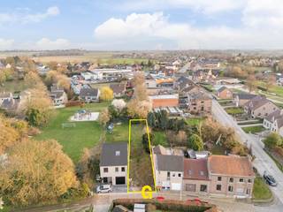 Dit perceel bouwgrond bestemd voor een gesloten bebouwing is gelegen langs de Kortestraat te Waltwilder. <br /><br />Waltwilder is een gunstig gelegen deelgemeente van Bilzen-Hoeselt waar het aangenaam om wonen is in een fijne dorpse sfeer. De Kortestraat is een autoluwe weg op slechts enkele honderden meters van de Maastrichterstraat. Hier zal het rustig om wonen zijn, met tegelijkertijd een vlotte verbinding met het centrum van Bilzen (2,5 km) of Maastricht (8 km). <br /><br />Het perceel heeft een oppervlakte van 3a 37ca en volgende kenmerken:<br />-Breedte aan de straat: 7,70 m<br />-Diepte: 43 m<br />-Maximale bouwdiepte gelijkvloers: 12 + 5 m<br />-Maximale bouwdiepte 1ste verdieping: 12m<br />-Zadeldak verplicht, aan te sluiten op de aanpalende gebouwen<br />-Zuid gerichte tuin <br /><br />Voor meer vrijblijvende info en kopie van de verkavelingsvergunning met -plan en -voorschriften, neem contact op met ons kantoor. <br /><br />Maatregelen opgenomen in het Maatregelenregister: nee<br /><br />Geen bouwverplichting, zodat dit perceel in aanmerking komt als investering of aankoop voor de volgende generatie.