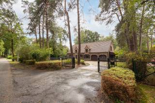Ruime villa op wandelafstand van <strong>Sint-Ludgardis.</strong><br /><br /><strong>Indeling:</strong> Inkomhal met toilet; kantoor met kasten, grote L-vormige living met 2 zithoeken en eethoekn haard, veranda, keuken met eethoek, waskamer, dubbele garage.<br />Verdieping: ruime overloop, heel grote hoofdslaapkamer met kasten en badkamer, 2 grote slaapkamers met kasten, 4e kleine kamer, apart toilet, 2e badkamer.<br /><br /><strong>Bijzonderheden:</strong>
<ul>
<li>Uitzonderlijk veel <strong>privacy</strong> met eigen bos achteraan en perfect op het zuiden georiënteerd.</li>
<li>Woning dient vernieuwd te worden.</li>
<li><strong>Rustige lei </strong>met veel groen in de omgeving</li>
<li>Open en overdekt terras met haard.</li>
<li>Carport.</li>
<li>Elektrische toegangspoort.</li>
</ul>